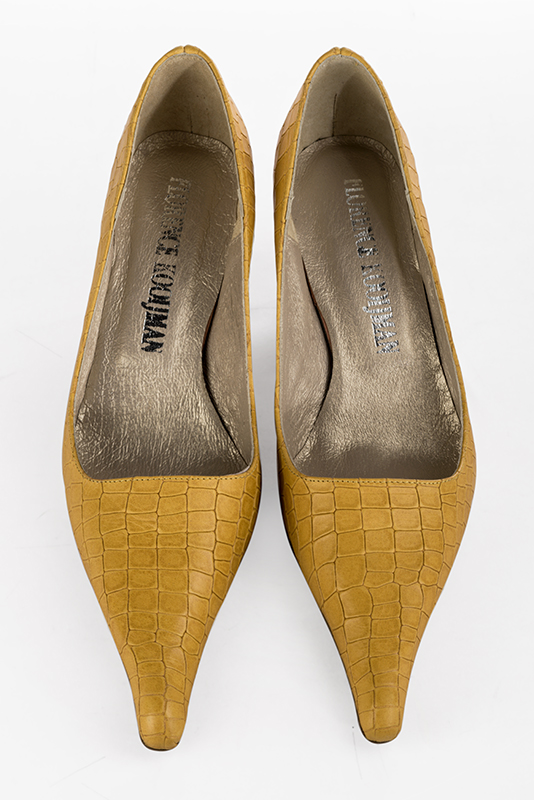 Escarpins tendance Florence KOOIJMAN - Escarpin Pointu Jaune ocre en croco sur un talon bottier mi haut, personnalisable dans toutes les couleurs Rouge Orange Violet Vert Electric, du 35 au 43