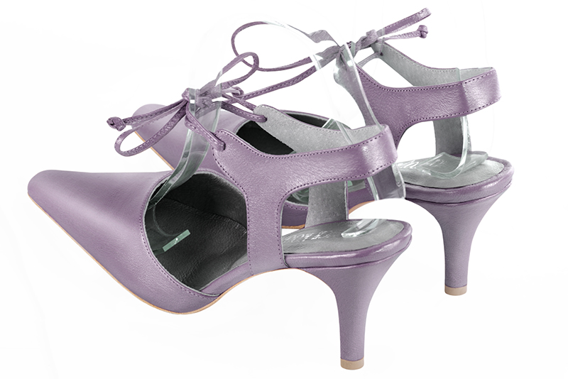 Chaussure femme à brides : Chaussure arrière ouvert avec une bride sur le cou-de-pied couleur violet parme. Bout effilé. Talon haut fin. Vue arrière - Florence KOOIJMAN