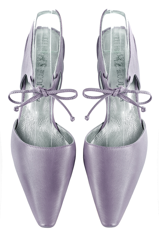 Chaussure femme à brides : Chaussure arrière ouvert avec une bride sur le cou-de-pied couleur violet parme. Bout effilé. Talon haut fin. Vue du dessus - Florence KOOIJMAN