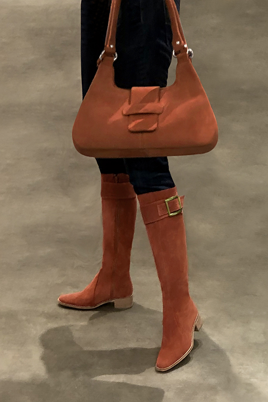 Bracelets pour bottes et cuissardes : A porter sur des bottes ou cuissardes en haut des mollets | couleur orange corail. Vue porté - Florence KOOIJMAN
