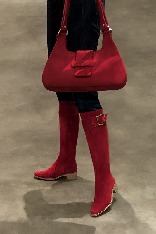 Bracelets pour bottes et cuissardes : A porter sur des bottes ou cuissardes en haut des mollets | couleur rouge carmin. Vue porté - Florence KOOIJMAN