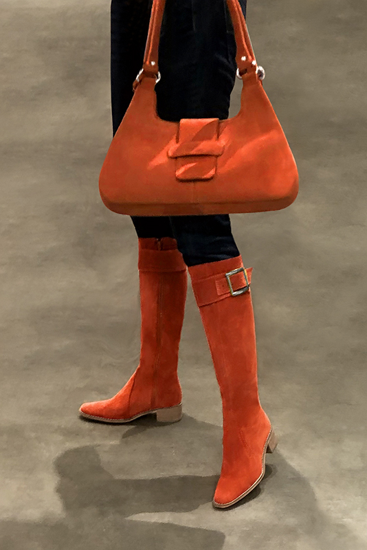 Bracelets pour bottes et cuissardes : A porter sur des bottes ou cuissardes en haut des mollets | couleur orange clémentine. Vue porté - Florence KOOIJMAN