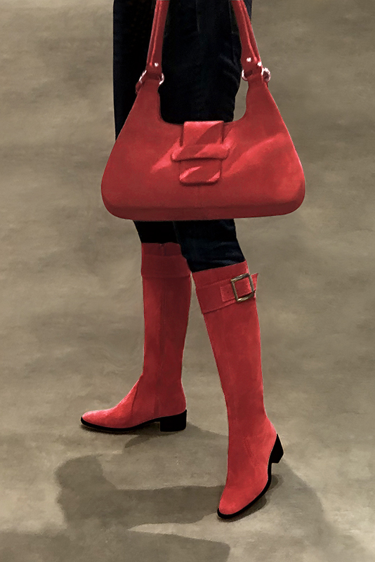 Bracelets pour bottes et cuissardes : A porter sur des bottes ou cuissardes en haut des mollets | couleur rouge coquelicot. Vue porté - Florence KOOIJMAN