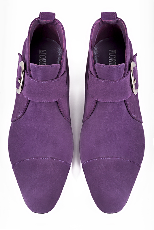 Boots femme : Boots avec des boucles à l'avant couleur violet améthyste. Bout rond. Petit talon évasé. Vue du dessus - Florence KOOIJMAN