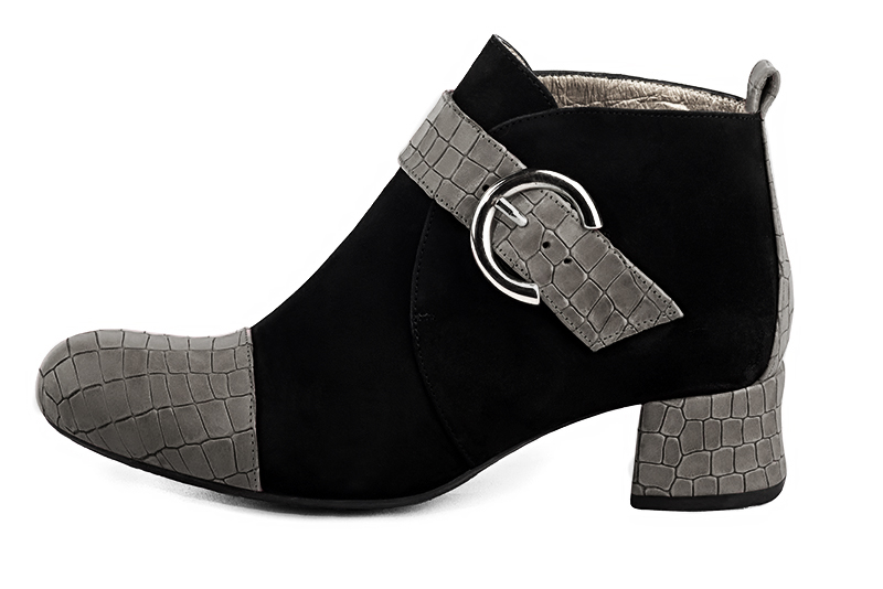 Boots femme : Boots avec des boucles à l'avant couleur gris cendre et noir mat. Bout rond. Petit talon évasé. Vue de profil - Florence KOOIJMAN