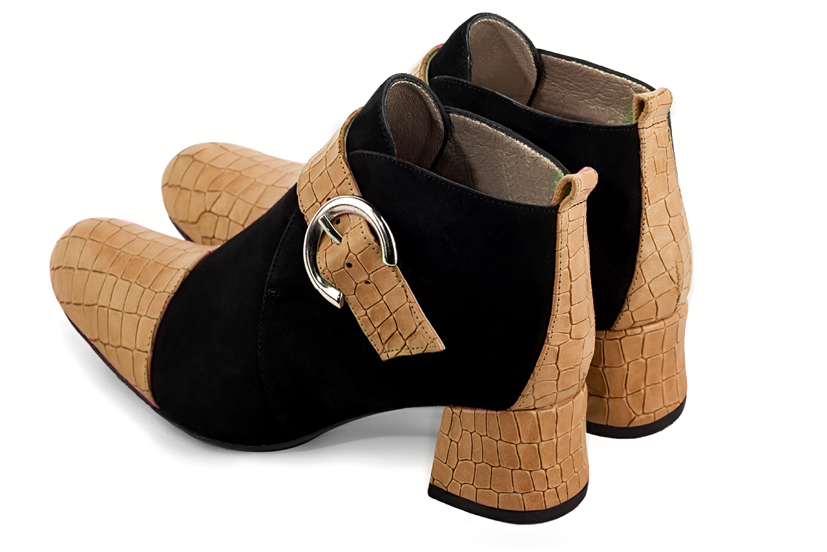 Boots femme : Boots avec des boucles à l'avant couleur beige camel et noir mat. Bout rond. Petit talon évasé. Vue arrière - Florence KOOIJMAN