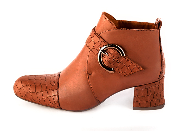 Boots femme : Boots avec des boucles à l'avant couleur orange corail. Bout rond. Petit talon évasé. Vue de profil - Florence KOOIJMAN