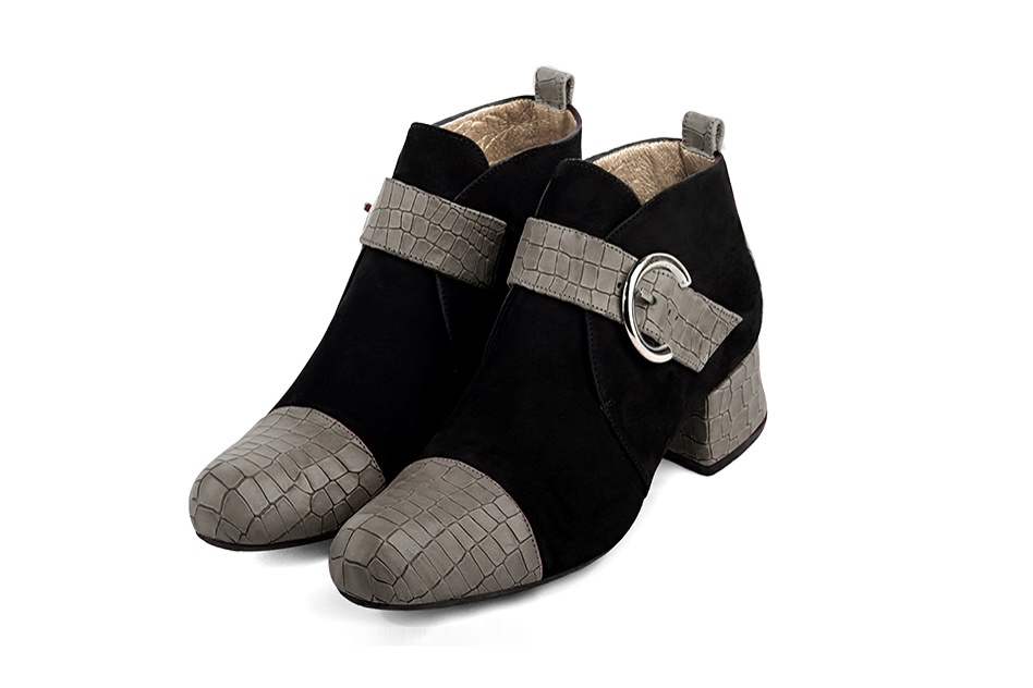 Boots femme : Boots avec des boucles à l'avant couleur gris cendre et noir mat. Bout rond. Petit talon évasé Vue avant - Florence KOOIJMAN