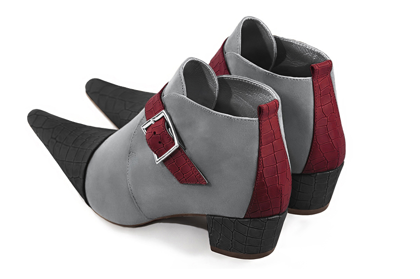 Boots femme : Boots avec des boucles à l'avant couleur gris acier et rouge bordeaux. Bout pointu. Petit talon conique. Vue arrière - Florence KOOIJMAN