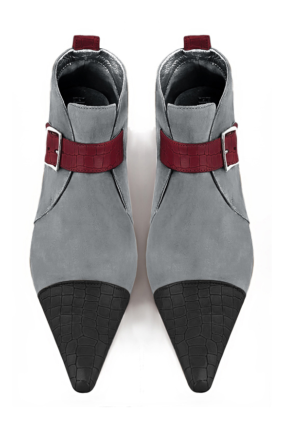 Boots femme : Boots avec des boucles à l'avant couleur gris acier et rouge bordeaux. Bout pointu. Petit talon conique. Vue du dessus - Florence KOOIJMAN