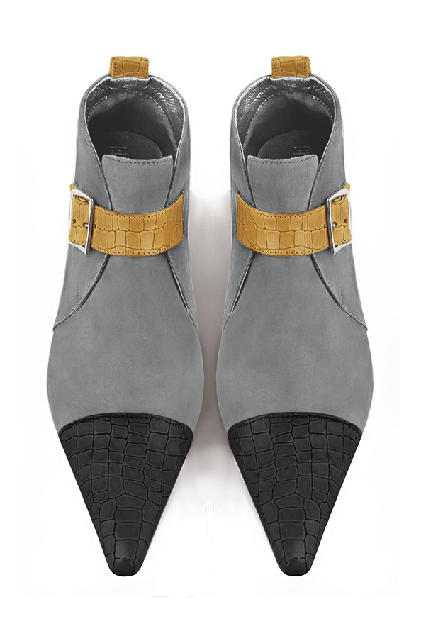 Boots femme : Boots avec des boucles à l'avant couleur gris acier et jaune ocre. Bout pointu. Petit talon conique. Vue du dessus - Florence KOOIJMAN