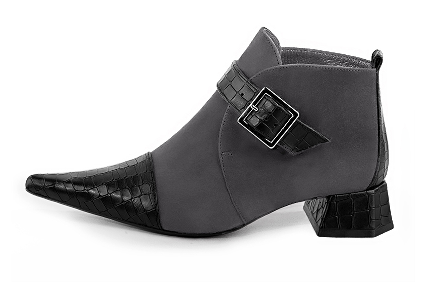 Boots femme : Boots avec des boucles à l'avant couleur noir satiné et gris acier. Bout pointu. Petit talon évasé. Vue de profil - Florence KOOIJMAN