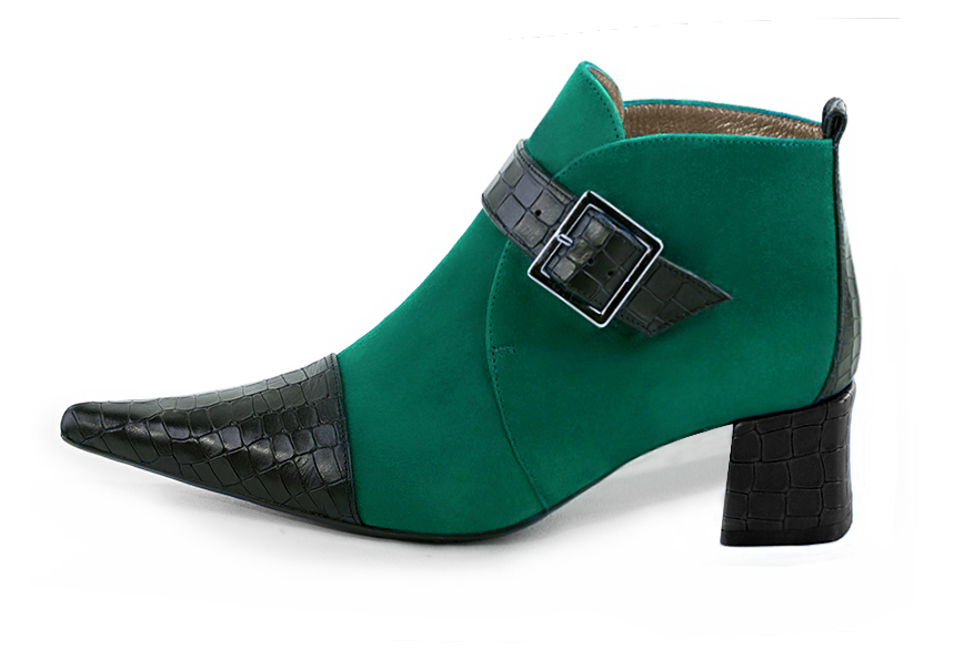 Boots femme : Boots avec des boucles à l'avant couleur noir satiné et vert émeraude. Bout pointu. Talon mi-haut bottier. Vue de profil - Florence KOOIJMAN