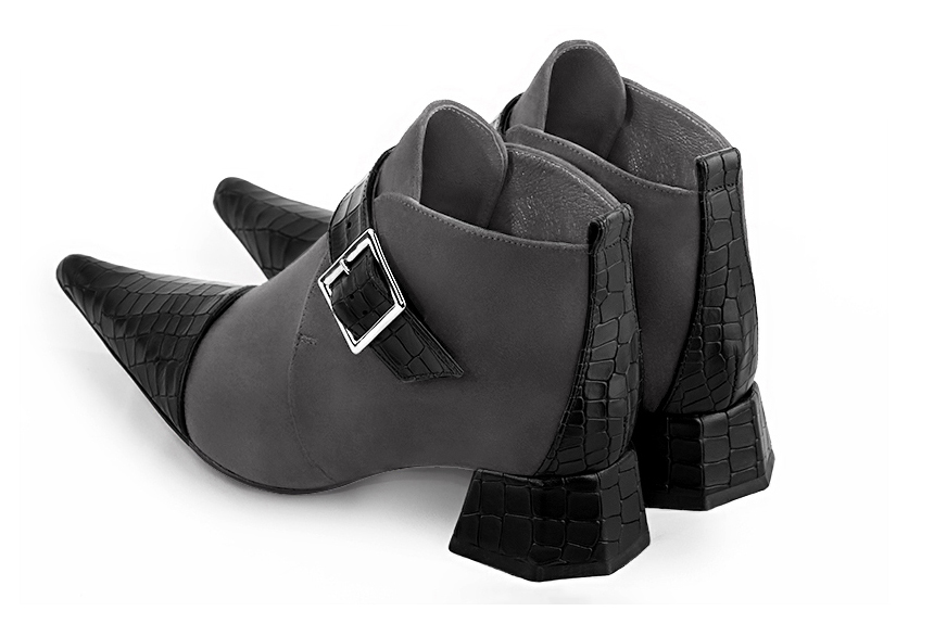 Boots femme : Boots avec des boucles à l'avant couleur noir satiné et gris acier. Bout pointu. Petit talon évasé. Vue arrière - Florence KOOIJMAN