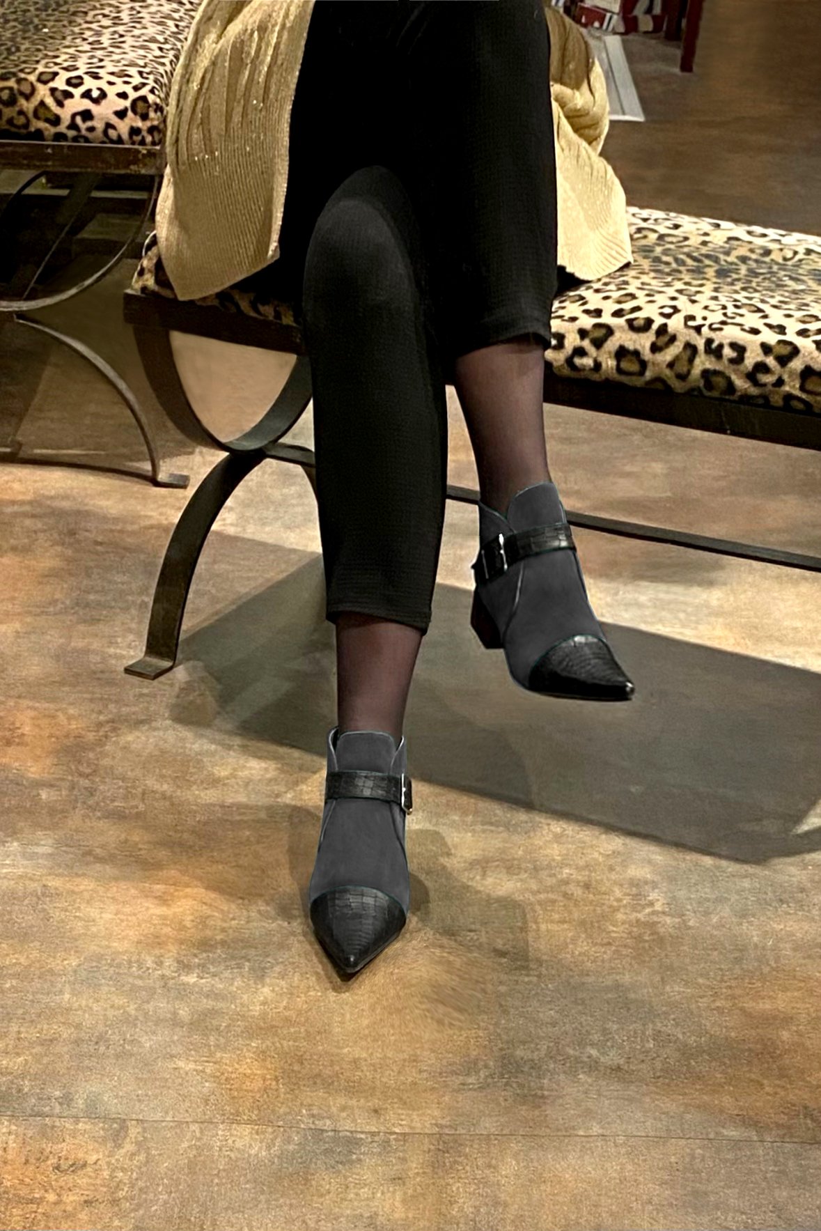 Boots femme : Boots avec des boucles à l'avant couleur noir satiné et gris acier. Bout pointu. Petit talon évasé. Vue porté - Florence KOOIJMAN