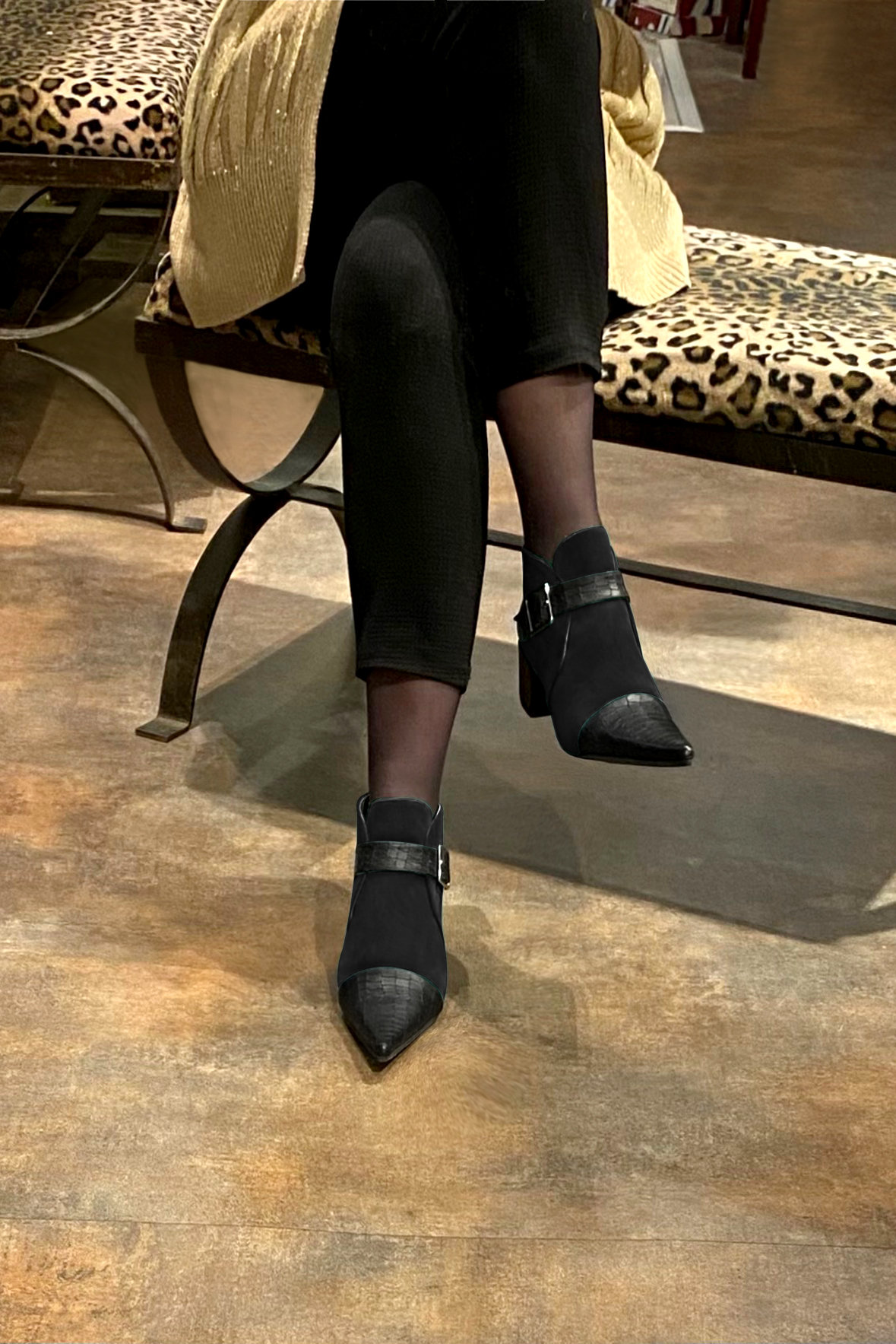 Boots femme : Boots avec des boucles à l'avant couleur noir satiné. Bout pointu. Talon mi-haut bottier. Vue porté - Florence KOOIJMAN