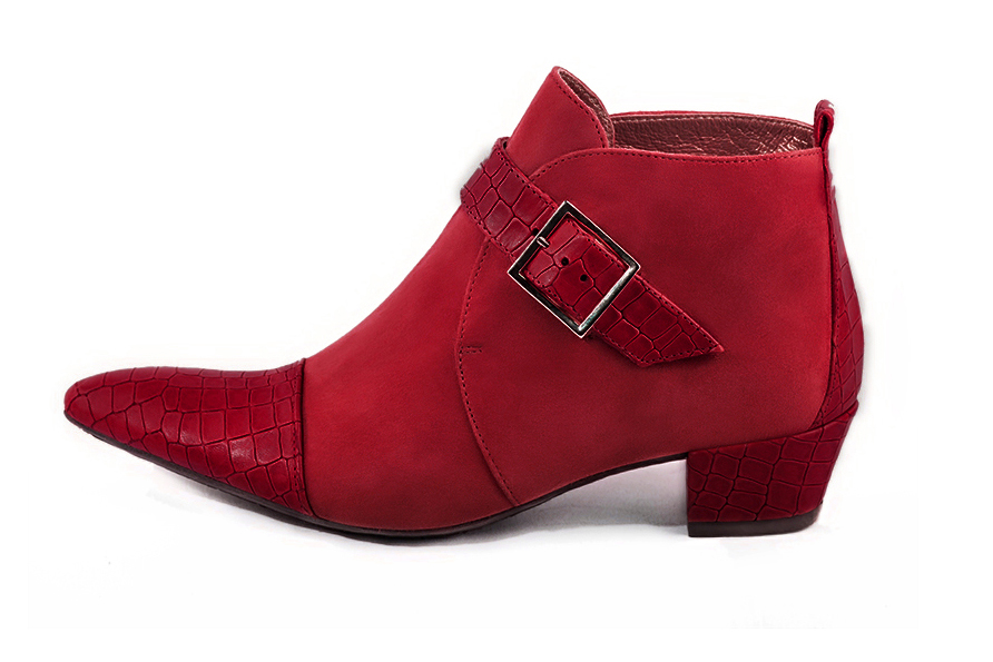 Boots femme : Boots avec des boucles à l'avant couleur rouge carmin. Bout effilé. Petit talon conique. Vue de profil - Florence KOOIJMAN