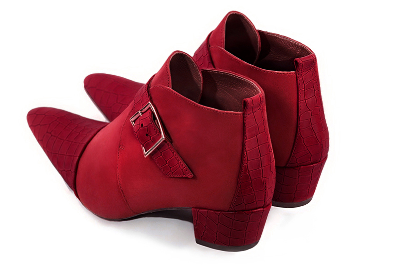 Boots femme : Boots avec des boucles à l'avant couleur rouge carmin. Bout effilé. Petit talon conique. Vue arrière - Florence KOOIJMAN