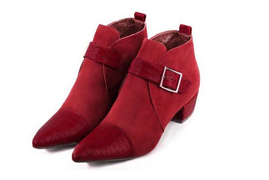 Boots femme : Boots avec des boucles à l'avant couleur rouge carmin. Bout effilé. Petit talon conique Vue avant - Florence KOOIJMAN