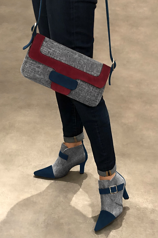 Boots femme : Boots avec des boucles à l'avant couleur bleu marine et gris acier. Bout effilé. Talon haut trotteur. Vue porté - Florence KOOIJMAN