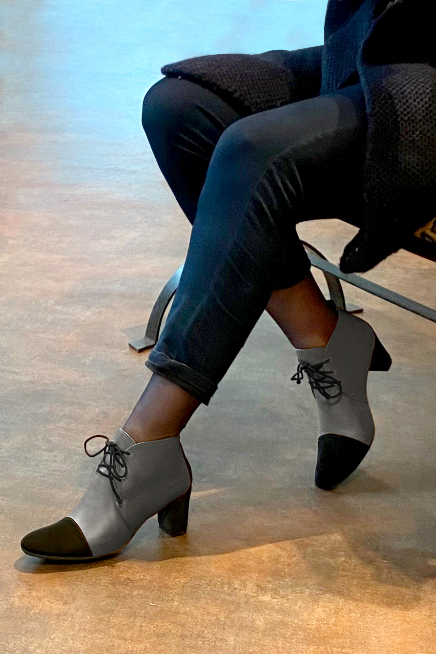 Boots femme : Bottines lacets à l'avant couleur noir mat et gris cendre. Bout rond. Talon mi-haut bottier. Vue porté - Florence KOOIJMAN