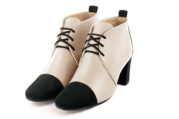 Boots femme : Bottines lacets à l'avant couleur blanc ivoire et noir mat. Bout rond. Talon mi-haut bottier Vue avant - Florence KOOIJMAN