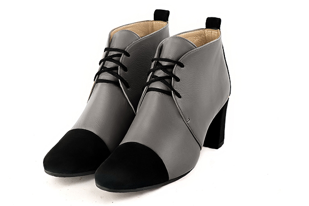 Boots femme : Bottines lacets à l'avant couleur noir mat et gris cendre. Bout rond. Talon mi-haut bottier Vue avant - Florence KOOIJMAN