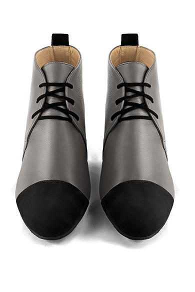 Boots femme : Bottines lacets à l'avant couleur noir mat et gris cendre. Bout rond. Talon mi-haut bottier. Vue du dessus - Florence KOOIJMAN