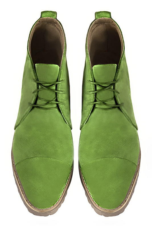 Boots femme : Bottines lacets à l'avant couleur vert anis. Bout rond. Semelle gomme talon plat. Vue du dessus - Florence KOOIJMAN