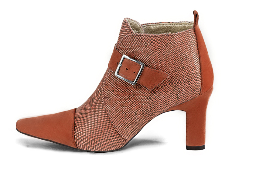 Boots femme : Boots avec des boucles à l'avant couleur orange corail. Bout effilé. Talon haut trotteur. Vue de profil - Florence KOOIJMAN