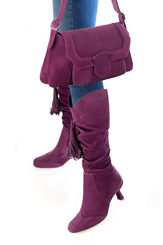 Botte femme : Santiags femme sur mesures couleur violet myrtille. Bout rond. Talon mi-haut bobine. Vue porté - Florence KOOIJMAN