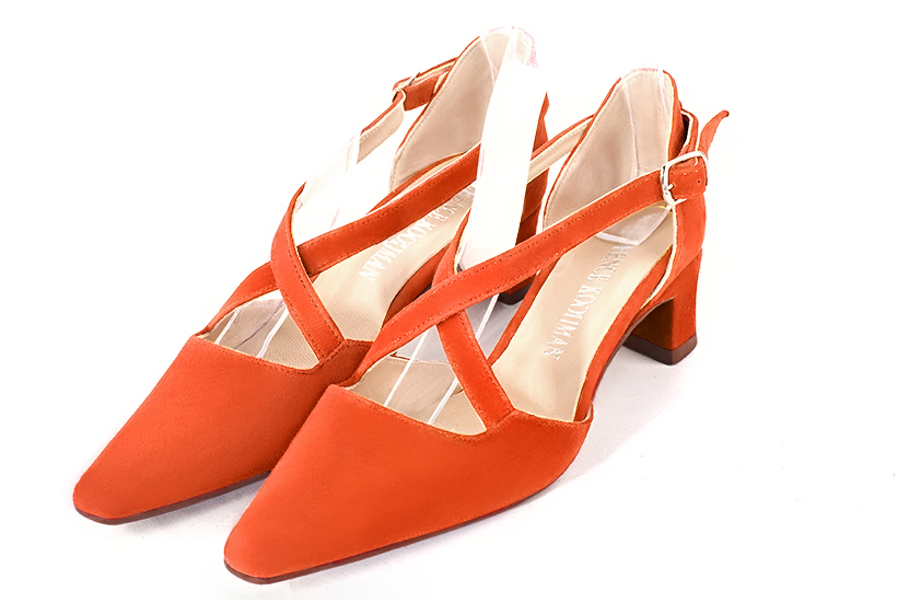Chaussure femme à brides : Chaussure côtés ouverts brides croisées couleur orange clémentine. Bout effilé. Petit talon trotteur Vue avant - Florence KOOIJMAN
