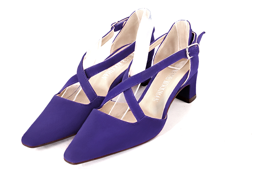Chaussure femme à brides : Chaussure côtés ouverts brides croisées couleur violet outremer. Bout effilé. Petit talon trotteur Vue avant - Florence KOOIJMAN