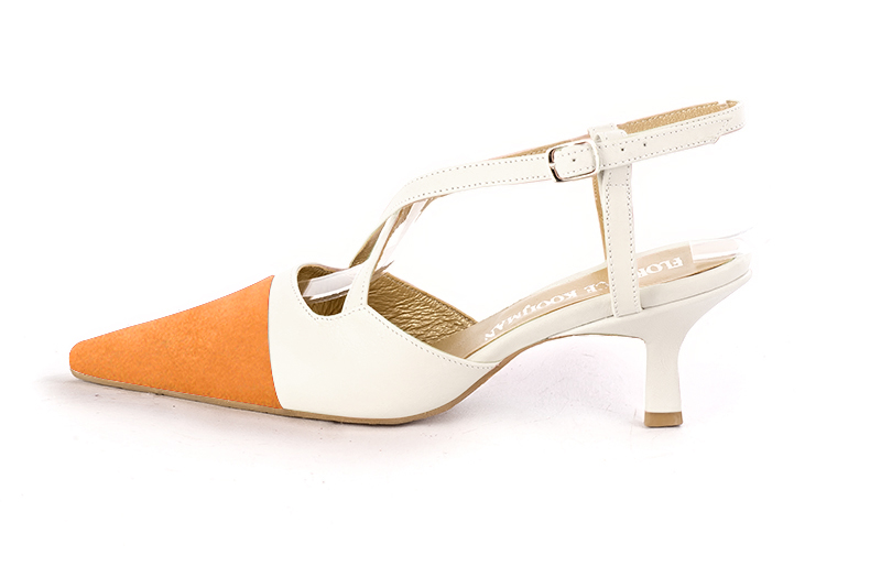 Chaussure femme à brides : Chaussure arrière ouvert avec des brides croisées couleur orange abricot et blanc cassé. Bout effilé. Talon mi-haut bobine. Vue de profil - Florence KOOIJMAN
