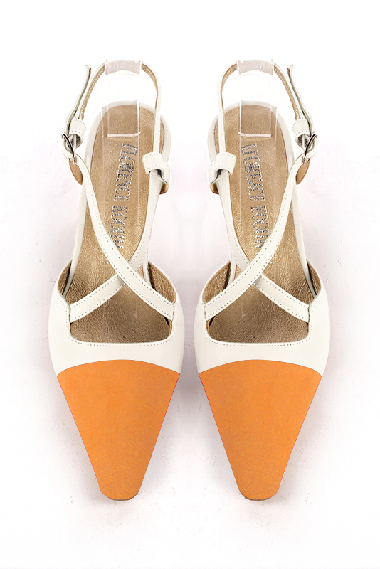 Chaussure femme à brides : Chaussure arrière ouvert avec des brides croisées couleur orange abricot et blanc cassé. Bout effilé. Talon mi-haut bobine. Vue du dessus - Florence KOOIJMAN