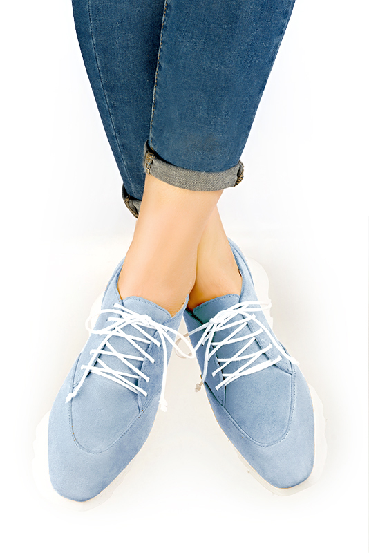 Chaussure femme à lacets : Derby sport couleur bleu ciel. Bout carré. Semelle gomme petit talon. Vue porté - Florence KOOIJMAN