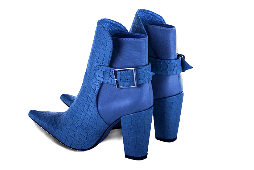 Boots femme : Boots avec des boucles à l'arrière couleur bleu électrique. Bout pointu. Talon haut bottier. Vue arrière - Florence KOOIJMAN