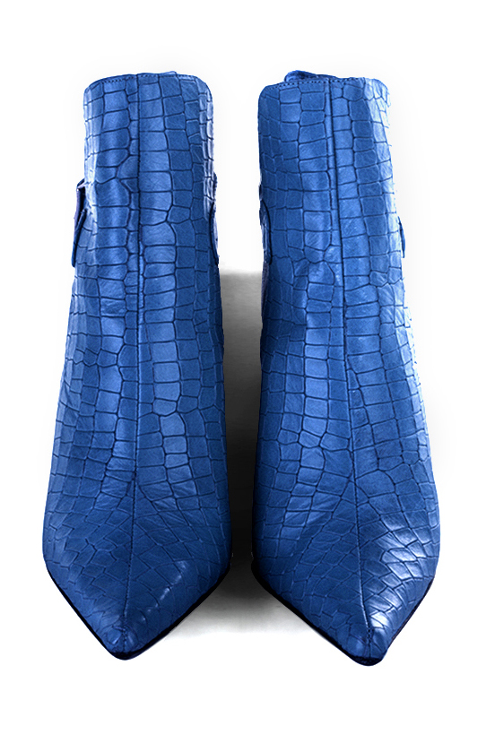 Boots femme : Boots avec des boucles à l'arrière couleur bleu électrique. Bout pointu. Talon haut bottier. Vue du dessus - Florence KOOIJMAN