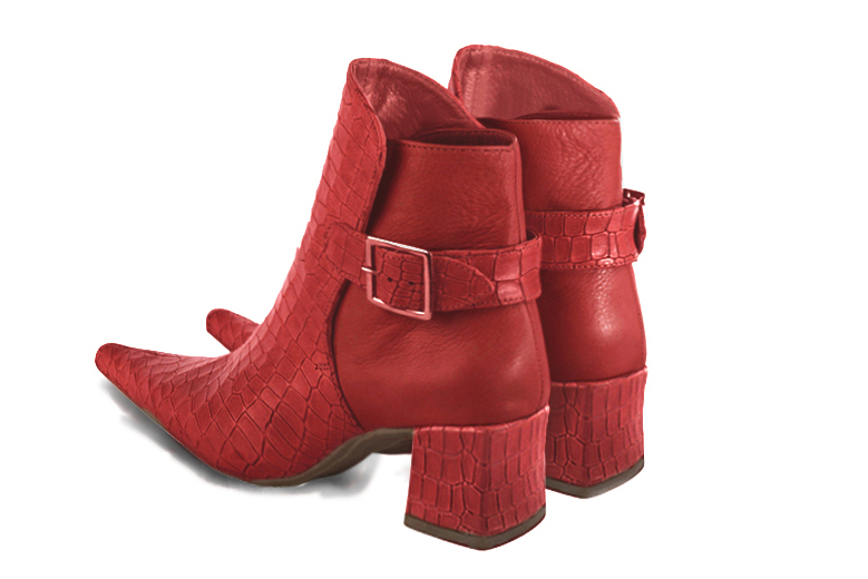 Boots femme : Boots avec des boucles à l'arrière couleur rouge coquelicot. Bout pointu. Talon mi-haut bottier. Vue arrière - Florence KOOIJMAN