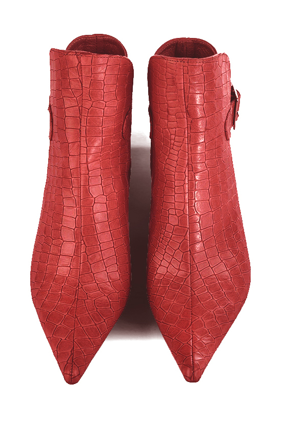 Boots femme : Boots avec des boucles à l'arrière couleur rouge coquelicot. Bout pointu. Talon mi-haut bottier. Vue du dessus - Florence KOOIJMAN