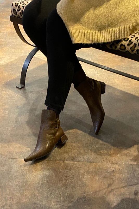 Boots femme : Boots avec des boucles à l'arrière couleur marron ébène. Bout pointu. Petit talon évasé. Vue porté - Florence KOOIJMAN