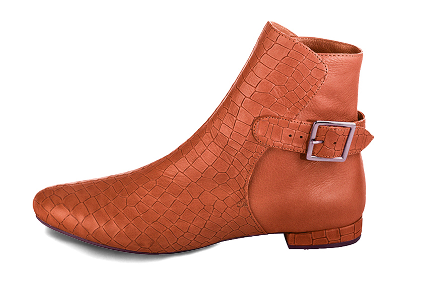 Boots femme : Boots avec des boucles à l'arrière couleur orange corail. Bout rond. Talon plat bottier. Vue de profil - Florence KOOIJMAN