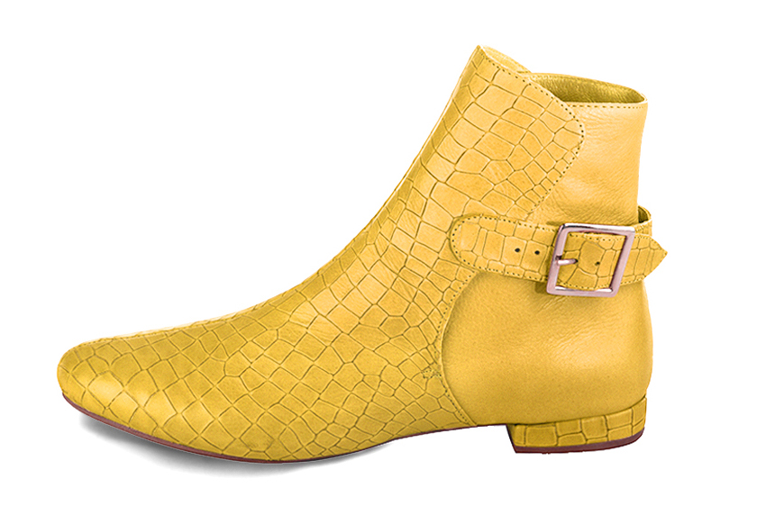 Boots femme : Boots avec des boucles à l'arrière couleur jaune soleil. Bout rond. Talon plat bottier. Vue de profil - Florence KOOIJMAN