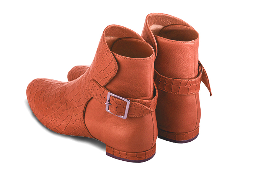 Boots femme : Boots avec des boucles à l'arrière couleur orange corail. Bout rond. Talon plat bottier. Vue arrière - Florence KOOIJMAN