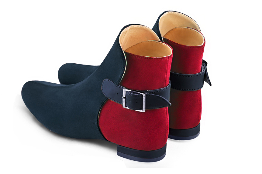 Boots femme : Boots avec des boucles à l'arrière couleur bleu marine et rouge carmin. Bout rond. Talon plat bottier. Vue arrière - Florence KOOIJMAN