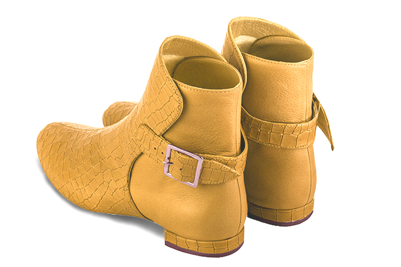 Boots femme : Boots avec des boucles à l'arrière couleur jaune ocre. Bout rond. Talon plat bottier. Vue arrière - Florence KOOIJMAN