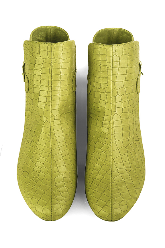 Boots femme : Boots avec des boucles à l'arrière couleur vert pistache. Bout rond. Talon plat bottier. Vue du dessus - Florence KOOIJMAN