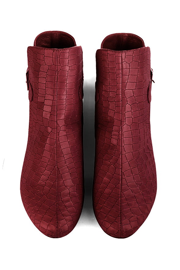 Boots femme : Boots avec des boucles à l'arrière couleur rouge bordeaux. Bout rond. Talon plat bottier. Vue du dessus - Florence KOOIJMAN