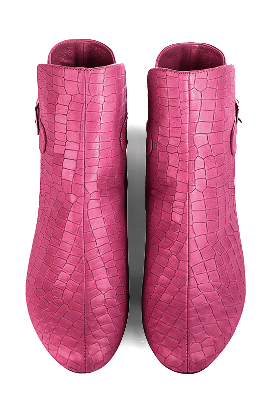 Boots femme : Boots avec des boucles à l'arrière couleur rose fuchsia. Bout rond. Talon plat bottier. Vue du dessus - Florence KOOIJMAN