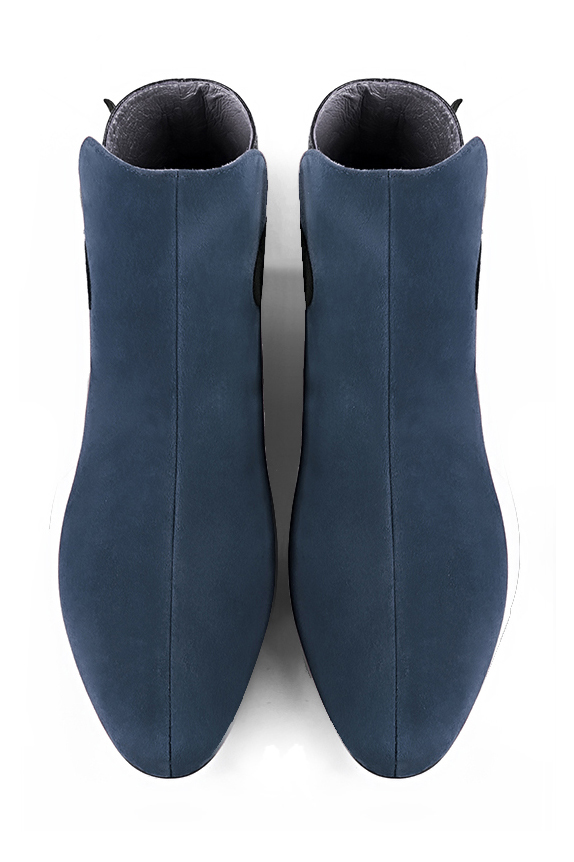 Boots femme : Boots avec des boucles à l'arrière couleur bleu denim et gris souris. Bout rond. Talon plat bottier. Vue du dessus - Florence KOOIJMAN